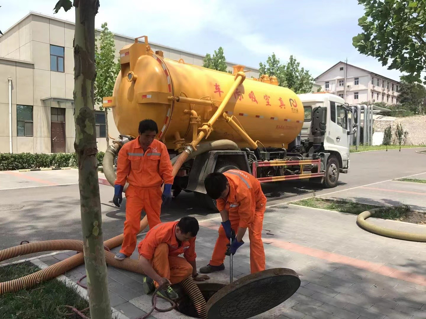 嵩明化粪池清理与5-8吨吸粪车施工效率分析